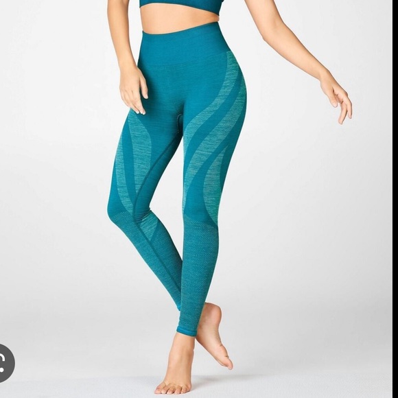 🩵Fabletics Seamless Dot Leggings🩵 - Picture 3 of 12